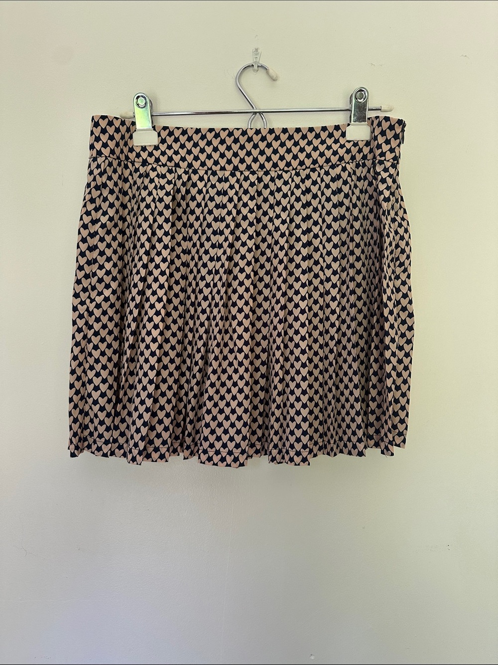 Pleated Heart-Print Mini Skirt in Beige and Black